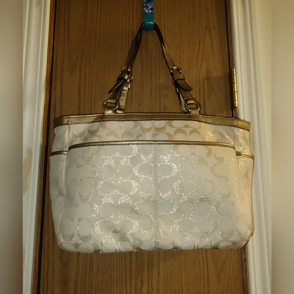 Guc beautiful gold jacquard signature coach shoulder bag see pics - Picture 2 of 10